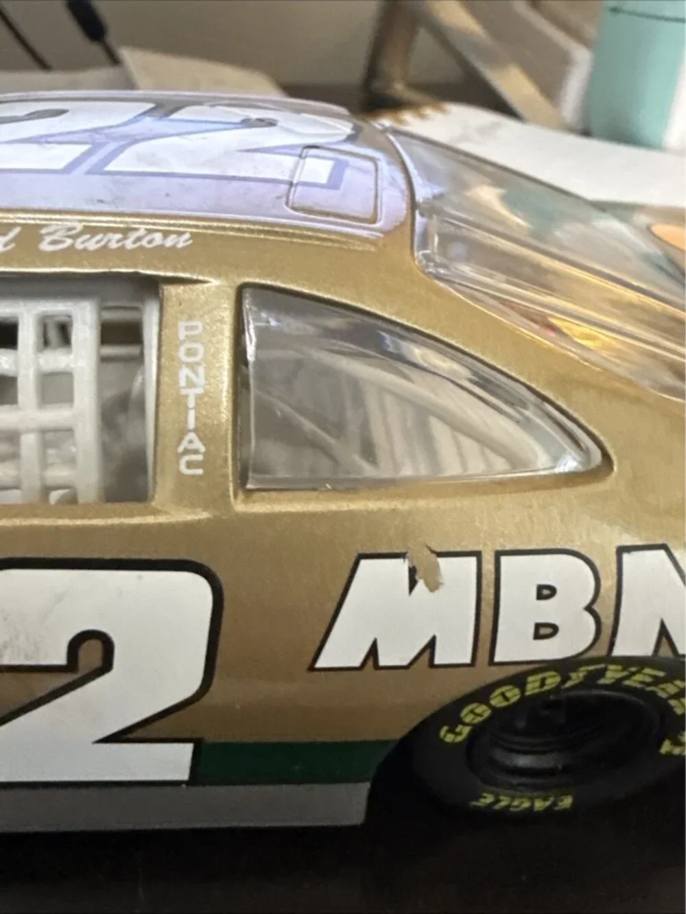 Ward Burton #22 MBNA Gold 1997 Pontiac Grand Prix 1:24 NASCAR Diecast Car